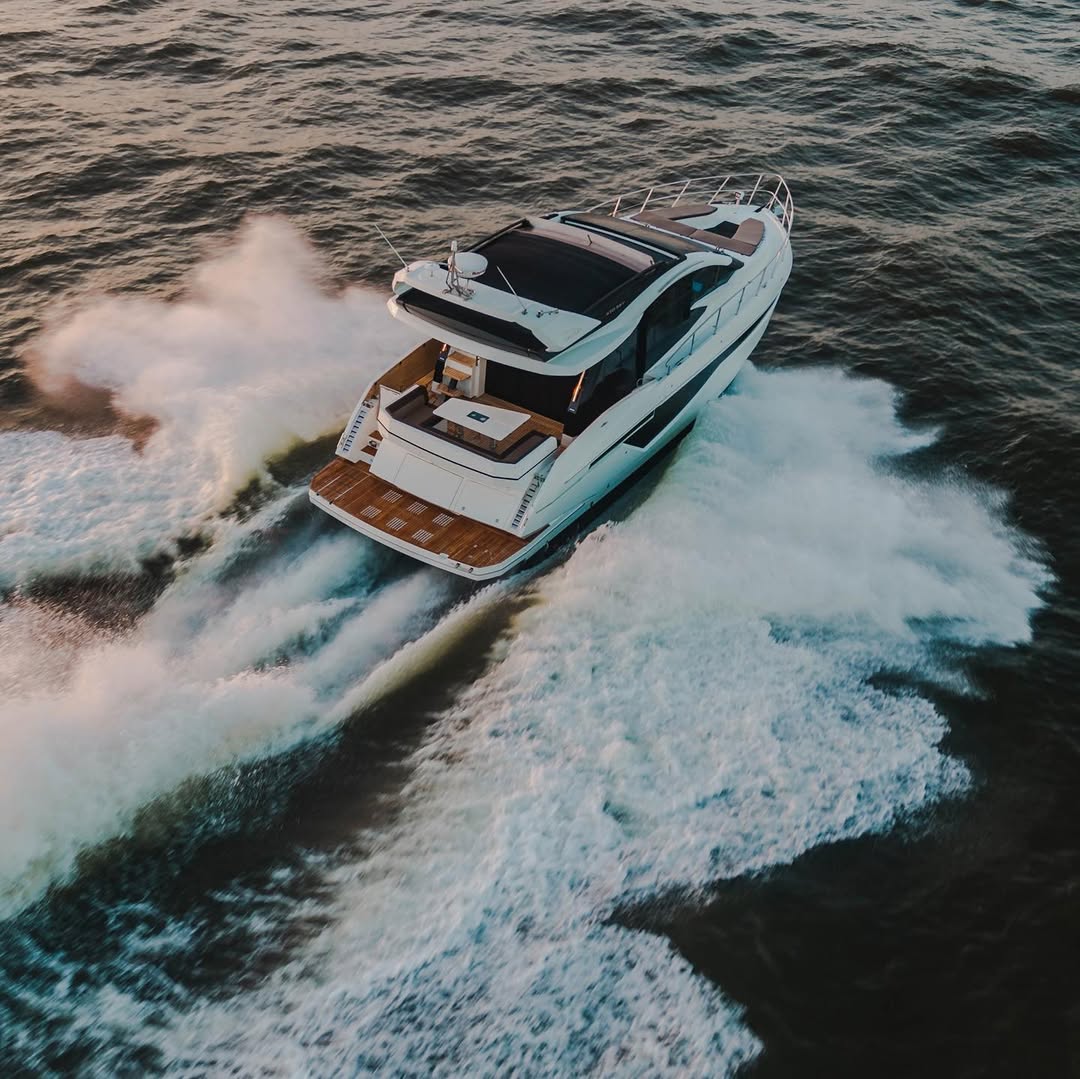 Galeon 470 Sky cruising splashing waves